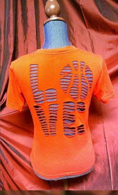 A customização de roupas nada mais é que personalizar as peças que você já tem seu guarda-roupa ou comprou um brechó de alguma forma, ou seja, transformar uma peça de roupa deixando-a com cara de nova