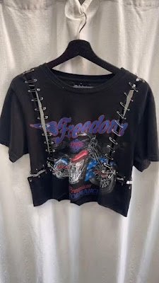 A customização de roupas nada mais é que personalizar as peças que você já tem seu guarda-roupa ou comprou um brechó de alguma forma, ou seja, transformar uma peça de roupa deixando-a com cara de nova