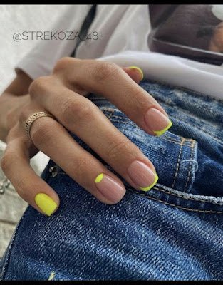 As unhas com estilo minimalista carregam certa leveza, praticidade e promove o resultado sofisticado. É bem adaptado a diferentes tamanhos de unhas, pois busca valorizar a naturalidade delas.