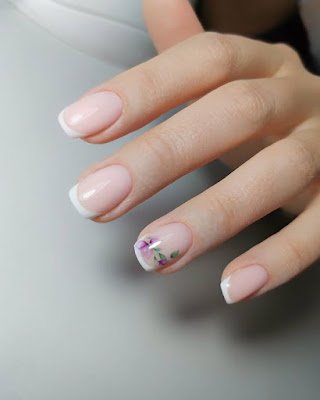 As unhas com estilo minimalista carregam certa leveza, praticidade e promove o resultado sofisticado. É bem adaptado a diferentes tamanhos de unhas, pois busca valorizar a naturalidade delas.