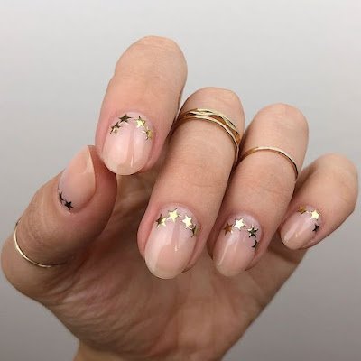 As unhas com estilo minimalista carregam certa leveza, praticidade e promove o resultado sofisticado. É bem adaptado a diferentes tamanhos de unhas, pois busca valorizar a naturalidade delas.