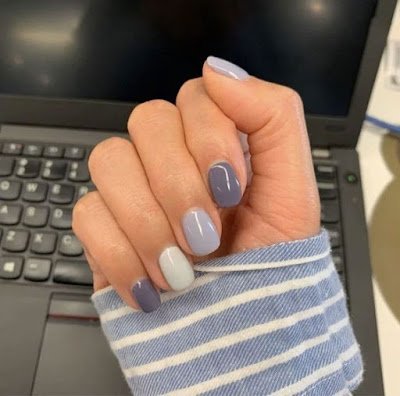 As unhas com estilo minimalista carregam certa leveza, praticidade e promove o resultado sofisticado. É bem adaptado a diferentes tamanhos de unhas, pois busca valorizar a naturalidade delas.