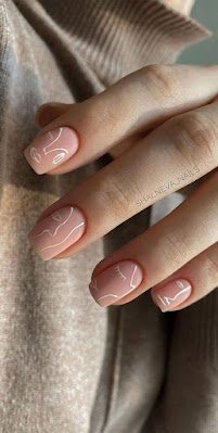 As unhas com estilo minimalista carregam certa leveza, praticidade e promove o resultado sofisticado. É bem adaptado a diferentes tamanhos de unhas, pois busca valorizar a naturalidade delas.