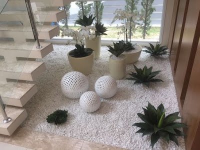 Um jardim zen, também conhecido como jardim de pedras, é uma forma de jardim japonês que consiste em uma área pequena e muitas vezes cercada por uma parede baixa, preenchida com areia ou cascalho, rochas e pedras. O objetivo é criar um espaço meditativo e contemplativo que possa ajudar a acalmar a mente e promover a tranquilidade.