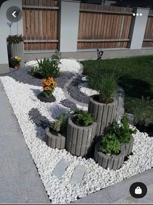 Um jardim zen, também conhecido como jardim de pedras, é uma forma de jardim japonês que consiste em uma área pequena e muitas vezes cercada por uma parede baixa, preenchida com areia ou cascalho, rochas e pedras. O objetivo é criar um espaço meditativo e contemplativo que possa ajudar a acalmar a mente e promover a tranquilidade.