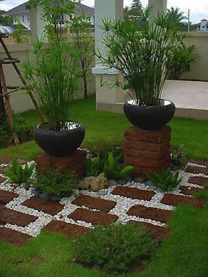 Um jardim zen, também conhecido como jardim de pedras, é uma forma de jardim japonês que consiste em uma área pequena e muitas vezes cercada por uma parede baixa, preenchida com areia ou cascalho, rochas e pedras. O objetivo é criar um espaço meditativo e contemplativo que possa ajudar a acalmar a mente e promover a tranquilidade.
