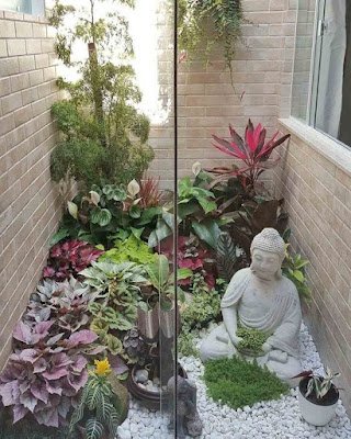 Um jardim zen, também conhecido como jardim de pedras, é uma forma de jardim japonês que consiste em uma área pequena e muitas vezes cercada por uma parede baixa, preenchida com areia ou cascalho, rochas e pedras. O objetivo é criar um espaço meditativo e contemplativo que possa ajudar a acalmar a mente e promover a tranquilidade.