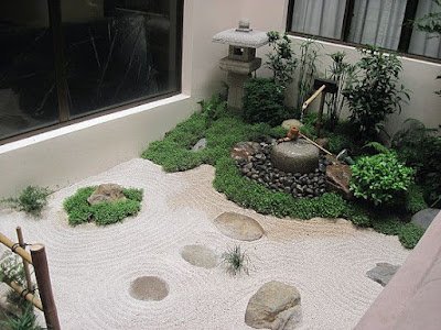 Um jardim zen, também conhecido como jardim de pedras, é uma forma de jardim japonês que consiste em uma área pequena e muitas vezes cercada por uma parede baixa, preenchida com areia ou cascalho, rochas e pedras. O objetivo é criar um espaço meditativo e contemplativo que possa ajudar a acalmar a mente e promover a tranquilidade.