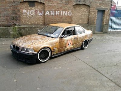 Rat look é um estilo de personalização de carros que busca criar uma aparência envelhecida, desgastada e até mesmo enferrujada, de forma intencional.