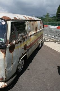 Rat look é um estilo de personalização de carros que busca criar uma aparência envelhecida, desgastada e até mesmo enferrujada, de forma intencional.