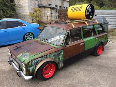 Rat look é um estilo de personalização de carros que busca criar uma aparência envelhecida, desgastada e até mesmo enferrujada, de forma intencional.