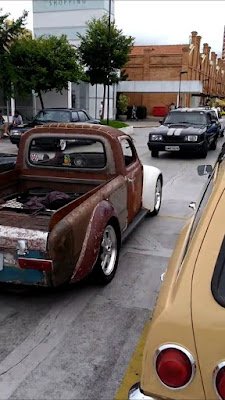 Rat look é um estilo de personalização de carros que busca criar uma aparência envelhecida, desgastada e até mesmo enferrujada, de forma intencional.