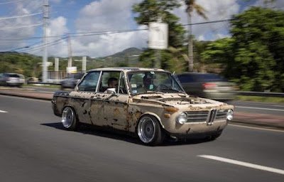 Rat look é um estilo de personalização de carros que busca criar uma aparência envelhecida, desgastada e até mesmo enferrujada, de forma intencional.