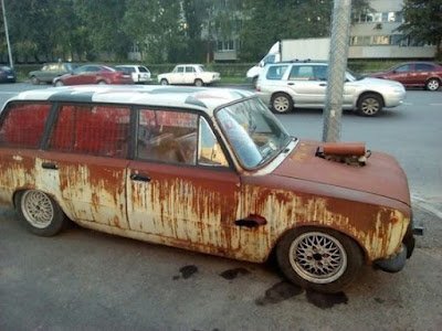 Rat look é um estilo de personalização de carros que busca criar uma aparência envelhecida, desgastada e até mesmo enferrujada, de forma intencional.