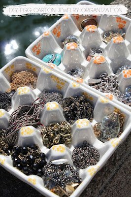 Use caixas de ovos para fazer um porta joias. Corte a caixa na metade, pinte com tinta acrílica e decore como preferir.