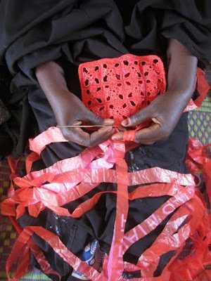 Faça uma cesta de compras reutilizável com sacolas plásticas. Junte algumas sacolas, corte em tiras e tricote uma cesta.