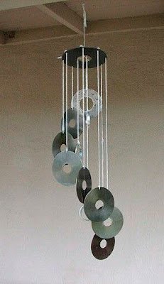 Faça um móbile com CDs antigos. Cole pedaços de papel colorido nos CDs ou pinte e pendure em um pedaço de barbante.