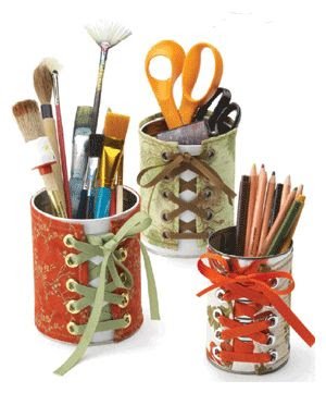 Faça porta-canetas ou porta-trecos com latas de alumínio. Lave bem a lata, retire o rótulo e forre com papel colorido, tecido ou decore a seu gosto.