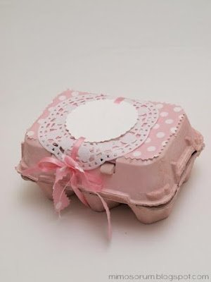 Use caixas de ovos para fazer um porta joias. Corte a caixa na metade, pinte com tinta acrílica e decore como preferir.