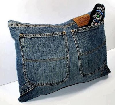Transforme calças jeans velhas em almofadas. Corte a perna da calça, costure as extremidades e encha com enchimento para almofada.