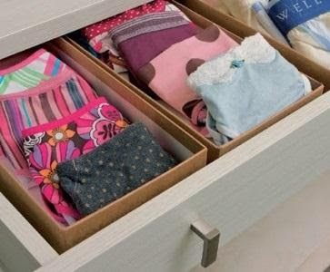 Use caixas de sapatos para fazer organizadores de gavetas. Basta forrar com papel colorido e dividir em compartimentos para armazenar pequenos objetos.