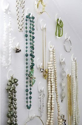 Instale ganchos de parede em uma parede próxima ao seu armário ou penteadeira. Pendure seus colares nesses ganchos para mantê-los organizados e fáceis de visualizar.