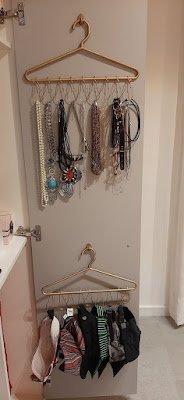 Pendure seus colares em cabides de roupas. Isso ajudará a mantê-los organizados e também evitará que eles se enrosquem ou fiquem amassados.