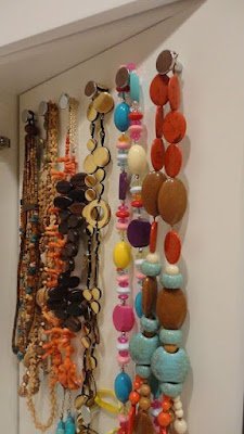 Agrupe seus colares por cor para criar uma aparência visualmente agradável. Isso também facilita a escolha de um colar para combinar com a roupa que está usando.