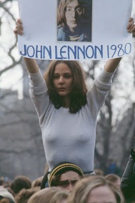 A música "Imagine" de John Lennon é um apelo à imaginação e à possibilidade de um mundo melhor, mais pacífico e igualitário. Embora possa parecer idealista e utópico, a mensagem da música é poderosa e inspiradora, e pode servir como um chamado para a reflexão sobre como podemos trabalhar juntos para tornar o mundo um lugar melhor.