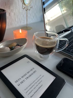 Assim como um negócio físico, um site bem-sucedido pode ser visto como uma empresa, onde você cria e gerencia um produto ou serviço, atrai e mantém clientes, gera receita e administra as finanças.