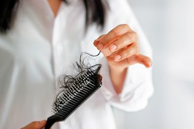 A salsinha é rica em vitaminas e minerais que ajudam a prevenir a queda de cabelo.