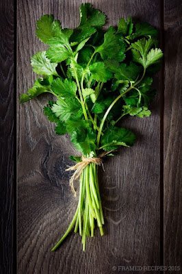 A salsinha contém vitamina K, que ajuda na absorção de cálcio pelo organismo, fortalecendo os ossos.