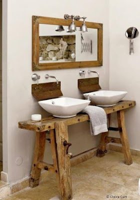 Além de ser uma forma sustentável de decorar e renovar o banheiro, usar materiais recicláveis pode resultar em bancadas únicas e personalizadas.