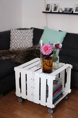 Reutilizar objetos é uma tendência em alta na decoração, pois além de ser uma alternativa econômica e sustentável, permite que você crie peças exclusivas e com muito estilo. E quando se trata de mesinhas de centro, não há limites para a criatividade!