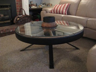 Reutilizar objetos é uma tendência em alta na decoração, pois além de ser uma alternativa econômica e sustentável, permite que você crie peças exclusivas e com muito estilo. E quando se trata de mesinhas de centro, não há limites para a criatividade!