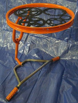 Reutilizar objetos é uma tendência em alta na decoração, pois além de ser uma alternativa econômica e sustentável, permite que você crie peças exclusivas e com muito estilo. E quando se trata de mesinhas de centro, não há limites para a criatividade!