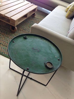 Reutilizar objetos é uma tendência em alta na decoração, pois além de ser uma alternativa econômica e sustentável, permite que você crie peças exclusivas e com muito estilo. E quando se trata de mesinhas de centro, não há limites para a criatividade!