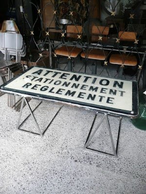 Reutilizar objetos é uma tendência em alta na decoração, pois além de ser uma alternativa econômica e sustentável, permite que você crie peças exclusivas e com muito estilo. E quando se trata de mesinhas de centro, não há limites para a criatividade!