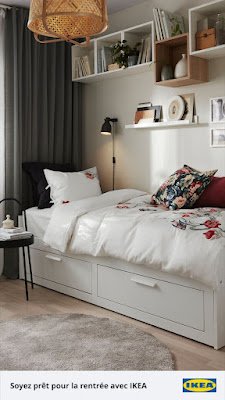 utilizar prateleiras e nichos para aproveitar as paredes. Além de serem uma opção econômica, esses itens também ajudam a deixar os objetos mais organizados e fáceis de encontrar.