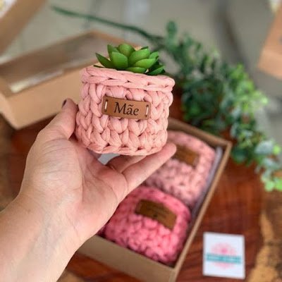 O valor de um presente não está necessariamente no custo financeiro ou na complexidade do presente, mas na intenção e no amor que você colocou no processo de criação. Seja qual for o presente que você escolher fazer, o mais importante é que ele seja feito com amor e cuidado, e que expresse sua gratidão e amor por sua mãe.