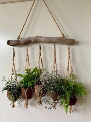 O valor de um presente não está necessariamente no custo financeiro ou na complexidade do presente, mas na intenção e no amor que você colocou no processo de criação. Seja qual for o presente que você escolher fazer, o mais importante é que ele seja feito com amor e cuidado, e que expresse sua gratidão e amor por sua mãe.