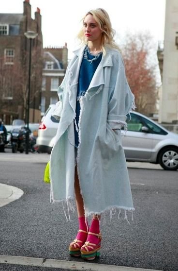 Vista-se com confiança, pois suas roupas customizadas refletirão seu estilo e originalidade. Seja uma trendsetter e inspire outras pessoas a se aventurarem na moda desgastada com estilo.