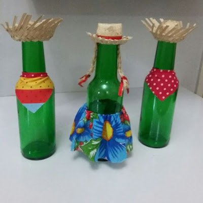 Garrafa decorada festa junina Transforme garrafas plásticas em encantadoras peças decorativas para festa junina. Pinte, encape com tecidos coloridos e adicione fitas e rendas para um toque festivo. Sustentabilidade e estilo em um só item!