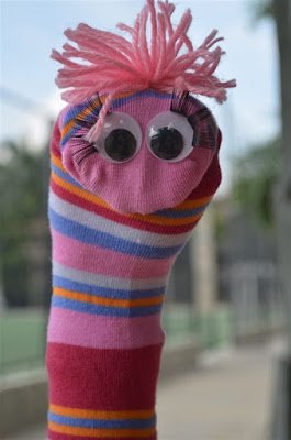 Fantoche de meia:  Que tal transformar suas meias em marionetes superfofas? Você pode cortar a ponta das meias para os dedinhos e adicionar olhinhos, boca e cabelinho usando botões, tecidos coloridos e fios de lã. Divirta-se criando personagens diferentes e encene suas próprias histórias. Uma atividade perfeita para fazer com as crianças e estimular a imaginação!