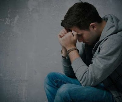 A música também faz referência à efemeridade da vida, ressaltando que ela é curta e bonita, e por isso não devemos permitir que os obstáculos nos impeçam de viver plenamente. O refrão reforça a ideia de que é preciso saber viver, retirar as pedras do caminho e encontrar beleza mesmo nas situações mais difíceis.