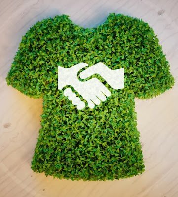 E não pense que a moda sustentável significa abrir mão do estilo! Muito pelo contrário, existem diversas marcas que combinam moda e sustentabilidade de maneira incrível. Desde designers renomados até marcas independentes, há opções para todos os gostos e bolsos. Então, faça sua pesquisa e escolha roupas que além de lindas, também tenham um impacto positivo no mundo ao seu redor.