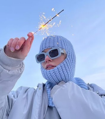 Lembre-se sempre de que a moda é uma forma de expressão pessoal, então divirta-se com suas escolhas! Experimente combinações inusitadas, misture estampas, brinque com texturas e, acima de tudo, seja você mesma. A moda inverno 2023 é uma oportunidade perfeita para explorar seu estilo pessoal e se destacar com looks cheios de personalidade.