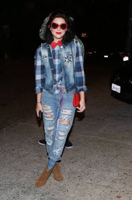 para ter um traje incrível para a festa junina, você não precisa comprar roupas novas. Use sua criatividade, misture estampas, adicione cores, laços e fitas, e customize suas roupas com adesivos ou retalhos de tecido.