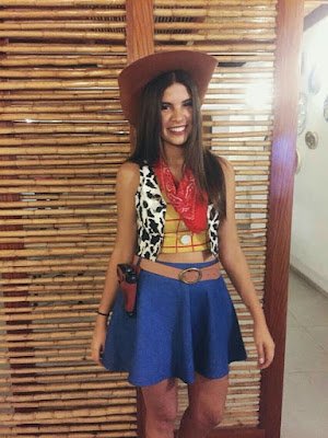 para ter um traje incrível para a festa junina, você não precisa comprar roupas novas. Use sua criatividade, misture estampas, adicione cores, laços e fitas, e customize suas roupas com adesivos ou retalhos de tecido.