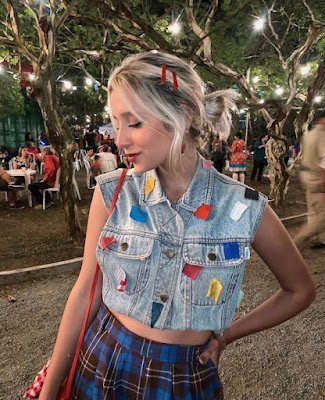 para ter um traje incrível para a festa junina, você não precisa comprar roupas novas. Use sua criatividade, misture estampas, adicione cores, laços e fitas, e customize suas roupas com adesivos ou retalhos de tecido.